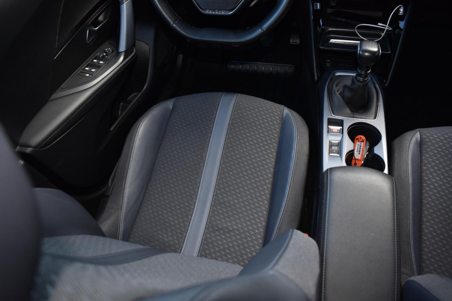 Peugeot 2008 1.2 PureTech 130PK Allure Pack | Carplay | Camera | 3D Dashb. | Stoelverw. | Incl. garantie Peugeot 2008 1.2 PureTech 130PK Allure Pack | Carplay | Camera | 3D Dashb. | Stoelverw. | Incl. garantie