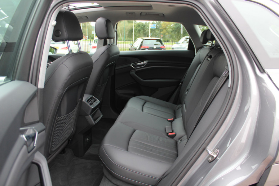 Audi e-tron e-tron 50 quattro Launch edition plus 71 kWh / Panoramadak / Luchtvering / ACC / Virtual Cockpit / 20'' / Navigatie / Leder