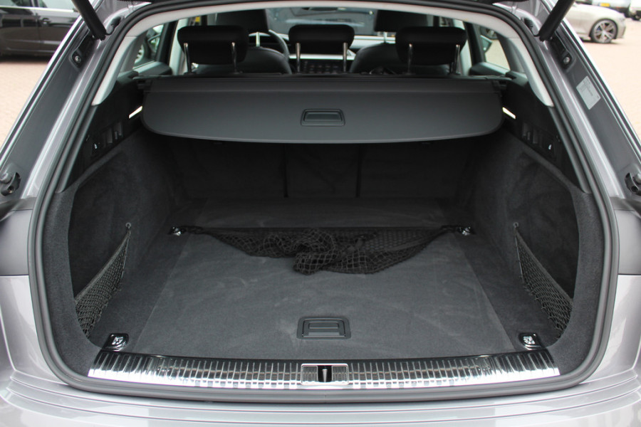 Audi e-tron e-tron 50 quattro Launch edition plus 71 kWh / Panoramadak / Luchtvering / ACC / Virtual Cockpit / 20'' / Navigatie / Leder