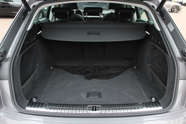 Audi e-tron e-tron 50 quattro Launch edition plus 71 kWh / Panoramadak / Luchtvering / ACC / Virtual Cockpit / 20'' / Navigatie / Leder