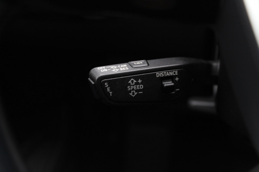 Audi e-tron e-tron 50 quattro Launch edition plus 71 kWh / Panoramadak / Luchtvering / ACC / Virtual Cockpit / 20'' / Navigatie / Leder