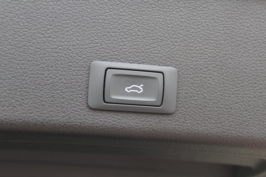 Audi e-tron e-tron 50 quattro Launch edition plus 71 kWh / Panoramadak / Luchtvering / ACC / Virtual Cockpit / 20'' / Navigatie / Leder