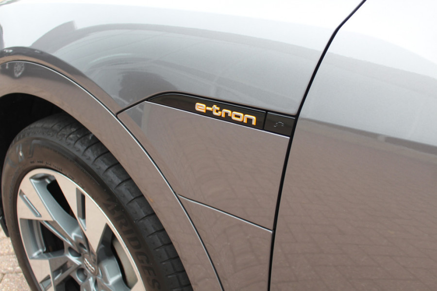 Audi e-tron e-tron 50 quattro Launch edition plus 71 kWh / Panoramadak / Luchtvering / ACC / Virtual Cockpit / 20'' / Navigatie / Leder
