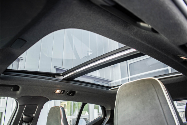 Volvo XC40 1.5 T5 Recharge R-Design | Pano | Trekhaak Volvo XC40 1.5 T5 Recharge R-Design | Pano | Trekhaak