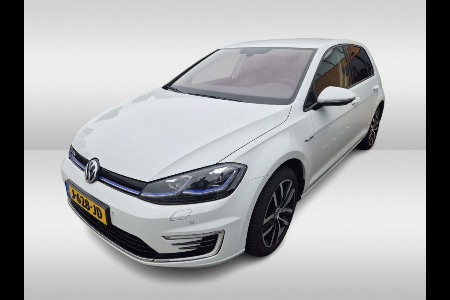 Volkswagen e-Golf E-DITION / SoH 92.9% / CarPlay / Virtual Cockpit / Warmtepomp / 17'' / Parkeerhulp V+A / Stoelverwarming / DAB / ACC Volkswagen e-Golf E-DITION / SoH 92.9% / CarPlay / Virtual Cockpit / Warmtepomp / 17'' / Parkeerhulp V+A / Stoelverwarming / DAB / ACC