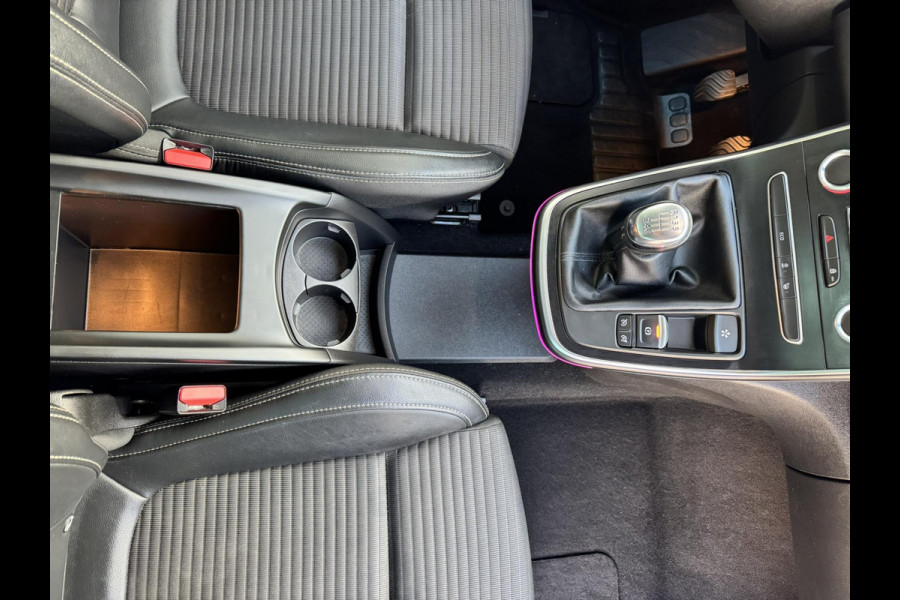 Renault Scénic 1.3 TCe Intens Climate control Cruise control Navigatie Apple Android Parkeersensoren plus camera Dodehoekdetectie Renault Scénic 1.3 TCe Intens Climate control Cruise control Navigatie Apple Android Parkeersensoren plus camera Dodehoekdetectie