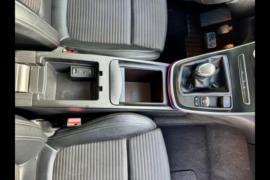 Renault Scénic 1.3 TCe Intens Climate control Cruise control Navigatie Apple Android Parkeersensoren plus camera Dodehoekdetectie Renault Scénic 1.3 TCe Intens Climate control Cruise control Navigatie Apple Android Parkeersensoren plus camera Dodehoekdetectie