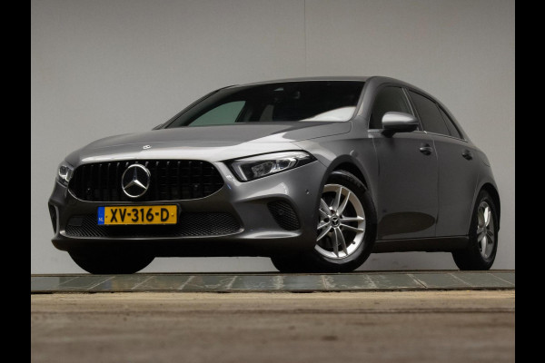 Mercedes-Benz A-Klasse 200 Business Sport (STERRENHEMEL,APPLE CARPLAY,NAVI,SPORTSTOELEN,STOELVERWARMING,CAMERA,LED,GETINT,PDC) Mercedes-Benz A-Klasse 200 Business Sport (STERRENHEMEL,APPLE CARPLAY,NAVI,SPORTSTOELEN,STOELVERWARMING,CAMERA,LED,GETINT,PDC)