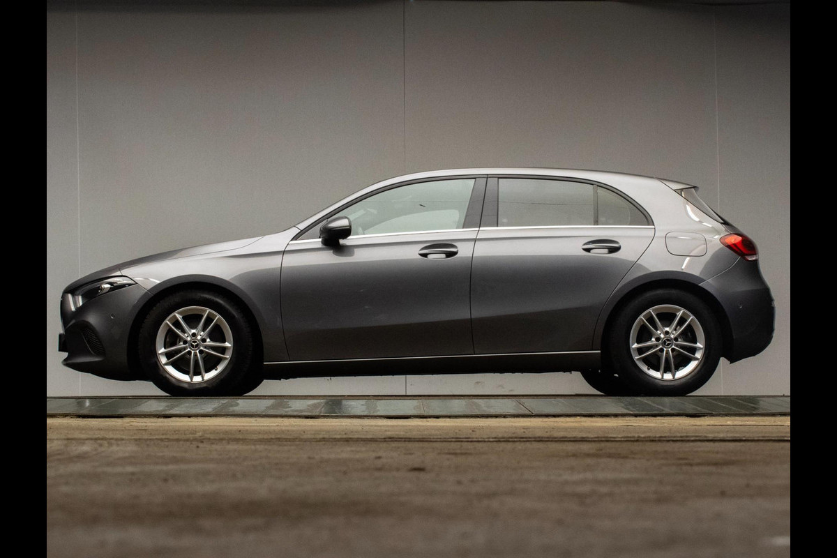 Mercedes-Benz A-Klasse 200 Business Sport (STERRENHEMEL,APPLE CARPLAY,NAVI,SPORTSTOELEN,STOELVERWARMING,CAMERA,LED,GETINT,PDC)