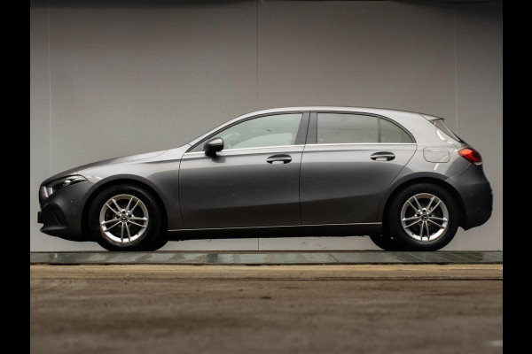 Mercedes-Benz A-Klasse 200 Business Sport (STERRENHEMEL,APPLE CARPLAY,NAVI,SPORTSTOELEN,STOELVERWARMING,CAMERA,LED,GETINT,PDC) Mercedes-Benz A-Klasse 200 Business Sport (STERRENHEMEL,APPLE CARPLAY,NAVI,SPORTSTOELEN,STOELVERWARMING,CAMERA,LED,GETINT,PDC)