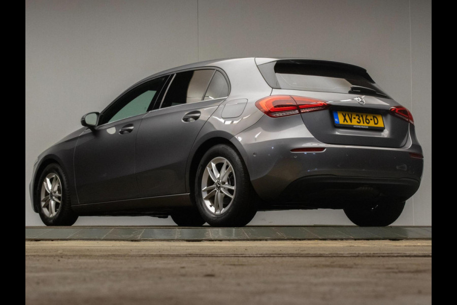 Mercedes-Benz A-Klasse 200 Business Sport (STERRENHEMEL,APPLE CARPLAY,NAVI,SPORTSTOELEN,STOELVERWARMING,CAMERA,LED,GETINT,PDC) Mercedes-Benz A-Klasse 200 Business Sport (STERRENHEMEL,APPLE CARPLAY,NAVI,SPORTSTOELEN,STOELVERWARMING,CAMERA,LED,GETINT,PDC)