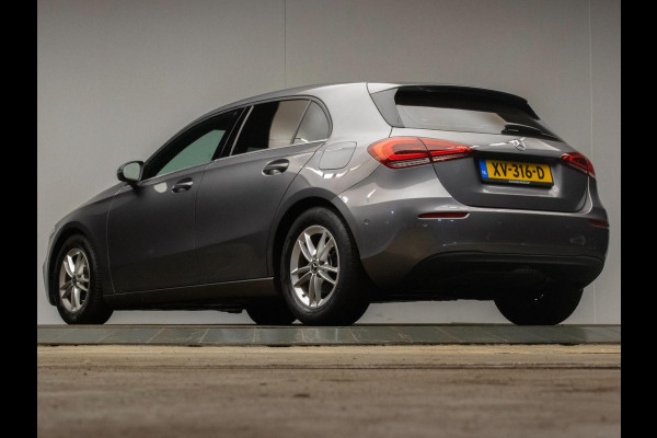 Mercedes-Benz A-Klasse 200 Business Sport (STERRENHEMEL,APPLE CARPLAY,NAVI,SPORTSTOELEN,STOELVERWARMING,CAMERA,LED,GETINT,PDC) Mercedes-Benz A-Klasse 200 Business Sport (STERRENHEMEL,APPLE CARPLAY,NAVI,SPORTSTOELEN,STOELVERWARMING,CAMERA,LED,GETINT,PDC)