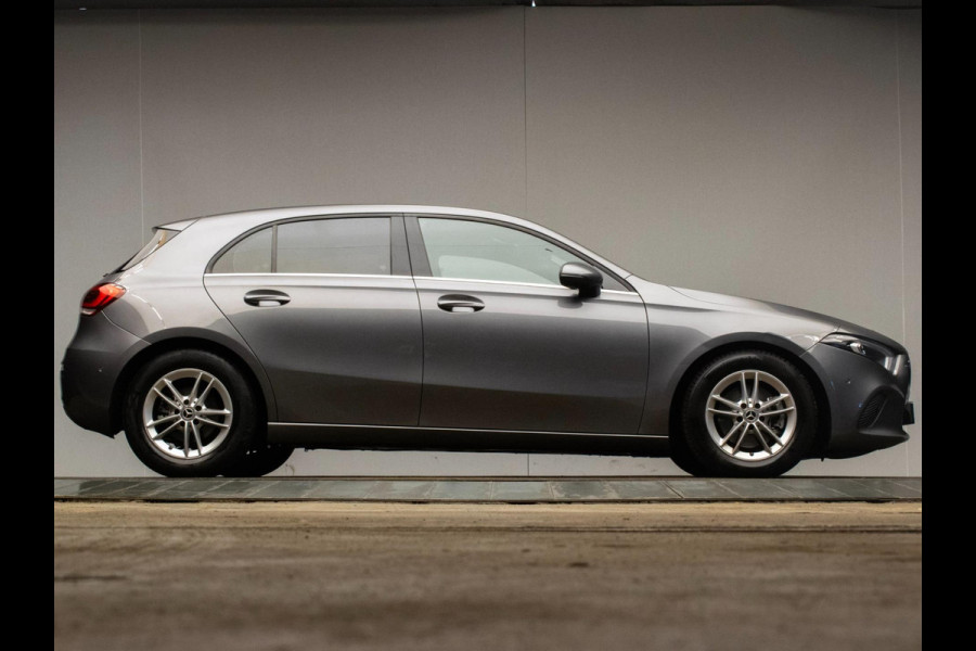 Mercedes-Benz A-Klasse 200 Business Sport (STERRENHEMEL,APPLE CARPLAY,NAVI,SPORTSTOELEN,STOELVERWARMING,CAMERA,LED,GETINT,PDC) Mercedes-Benz A-Klasse 200 Business Sport (STERRENHEMEL,APPLE CARPLAY,NAVI,SPORTSTOELEN,STOELVERWARMING,CAMERA,LED,GETINT,PDC)