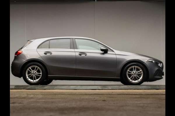Mercedes-Benz A-Klasse 200 Business Sport (STERRENHEMEL,APPLE CARPLAY,NAVI,SPORTSTOELEN,STOELVERWARMING,CAMERA,LED,GETINT,PDC) Mercedes-Benz A-Klasse 200 Business Sport (STERRENHEMEL,APPLE CARPLAY,NAVI,SPORTSTOELEN,STOELVERWARMING,CAMERA,LED,GETINT,PDC)