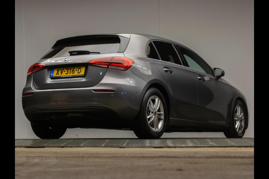 Mercedes-Benz A-Klasse 200 Business Sport (STERRENHEMEL,APPLE CARPLAY,NAVI,SPORTSTOELEN,STOELVERWARMING,CAMERA,LED,GETINT,PDC) Mercedes-Benz A-Klasse 200 Business Sport (STERRENHEMEL,APPLE CARPLAY,NAVI,SPORTSTOELEN,STOELVERWARMING,CAMERA,LED,GETINT,PDC)