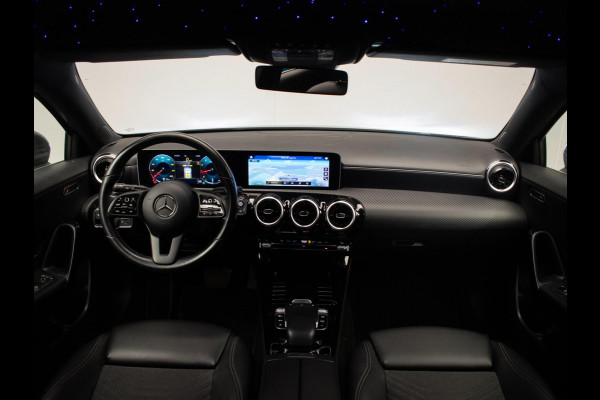Mercedes-Benz A-Klasse 200 Business Sport (STERRENHEMEL,APPLE CARPLAY,NAVI,SPORTSTOELEN,STOELVERWARMING,CAMERA,LED,GETINT,PDC) Mercedes-Benz A-Klasse 200 Business Sport (STERRENHEMEL,APPLE CARPLAY,NAVI,SPORTSTOELEN,STOELVERWARMING,CAMERA,LED,GETINT,PDC)