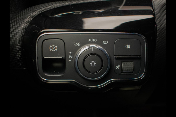 Mercedes-Benz A-Klasse 200 Business Sport (STERRENHEMEL,APPLE CARPLAY,NAVI,SPORTSTOELEN,STOELVERWARMING,CAMERA,LED,GETINT,PDC) Mercedes-Benz A-Klasse 200 Business Sport (STERRENHEMEL,APPLE CARPLAY,NAVI,SPORTSTOELEN,STOELVERWARMING,CAMERA,LED,GETINT,PDC)