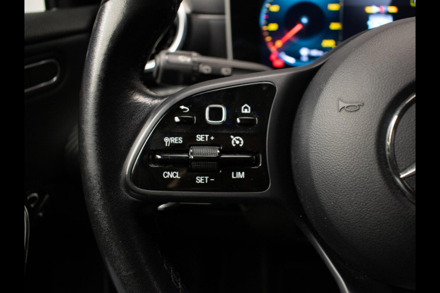 Mercedes-Benz A-Klasse 200 Business Sport (STERRENHEMEL,APPLE CARPLAY,NAVI,SPORTSTOELEN,STOELVERWARMING,CAMERA,LED,GETINT,PDC) Mercedes-Benz A-Klasse 200 Business Sport (STERRENHEMEL,APPLE CARPLAY,NAVI,SPORTSTOELEN,STOELVERWARMING,CAMERA,LED,GETINT,PDC)