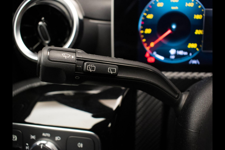 Mercedes-Benz A-Klasse 200 Business Sport (STERRENHEMEL,APPLE CARPLAY,NAVI,SPORTSTOELEN,STOELVERWARMING,CAMERA,LED,GETINT,PDC) Mercedes-Benz A-Klasse 200 Business Sport (STERRENHEMEL,APPLE CARPLAY,NAVI,SPORTSTOELEN,STOELVERWARMING,CAMERA,LED,GETINT,PDC)