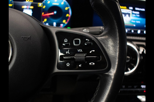 Mercedes-Benz A-Klasse 200 Business Sport (STERRENHEMEL,APPLE CARPLAY,NAVI,SPORTSTOELEN,STOELVERWARMING,CAMERA,LED,GETINT,PDC) Mercedes-Benz A-Klasse 200 Business Sport (STERRENHEMEL,APPLE CARPLAY,NAVI,SPORTSTOELEN,STOELVERWARMING,CAMERA,LED,GETINT,PDC)