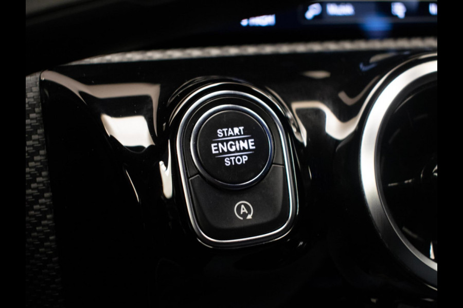 Mercedes-Benz A-Klasse 200 Business Sport (STERRENHEMEL,APPLE CARPLAY,NAVI,SPORTSTOELEN,STOELVERWARMING,CAMERA,LED,GETINT,PDC) Mercedes-Benz A-Klasse 200 Business Sport (STERRENHEMEL,APPLE CARPLAY,NAVI,SPORTSTOELEN,STOELVERWARMING,CAMERA,LED,GETINT,PDC)