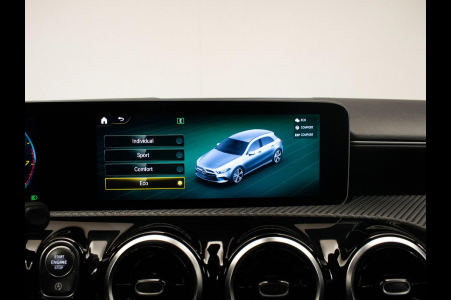 Mercedes-Benz A-Klasse 200 Business Sport (STERRENHEMEL,APPLE CARPLAY,NAVI,SPORTSTOELEN,STOELVERWARMING,CAMERA,LED,GETINT,PDC) Mercedes-Benz A-Klasse 200 Business Sport (STERRENHEMEL,APPLE CARPLAY,NAVI,SPORTSTOELEN,STOELVERWARMING,CAMERA,LED,GETINT,PDC)