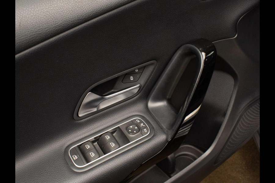 Mercedes-Benz A-Klasse 200 Business Sport (STERRENHEMEL,APPLE CARPLAY,NAVI,SPORTSTOELEN,STOELVERWARMING,CAMERA,LED,GETINT,PDC) Mercedes-Benz A-Klasse 200 Business Sport (STERRENHEMEL,APPLE CARPLAY,NAVI,SPORTSTOELEN,STOELVERWARMING,CAMERA,LED,GETINT,PDC)