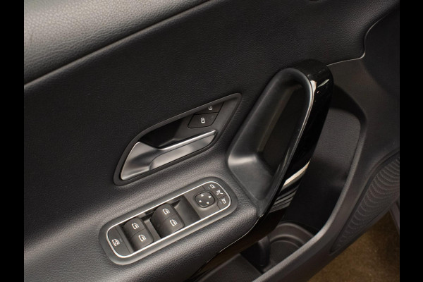 Mercedes-Benz A-Klasse 200 Business Sport (STERRENHEMEL,APPLE CARPLAY,NAVI,SPORTSTOELEN,STOELVERWARMING,CAMERA,LED,GETINT,PDC) Mercedes-Benz A-Klasse 200 Business Sport (STERRENHEMEL,APPLE CARPLAY,NAVI,SPORTSTOELEN,STOELVERWARMING,CAMERA,LED,GETINT,PDC)