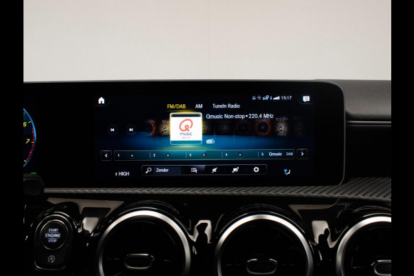 Mercedes-Benz A-Klasse 200 Business Sport (STERRENHEMEL,APPLE CARPLAY,NAVI,SPORTSTOELEN,STOELVERWARMING,CAMERA,LED,GETINT,PDC) Mercedes-Benz A-Klasse 200 Business Sport (STERRENHEMEL,APPLE CARPLAY,NAVI,SPORTSTOELEN,STOELVERWARMING,CAMERA,LED,GETINT,PDC)