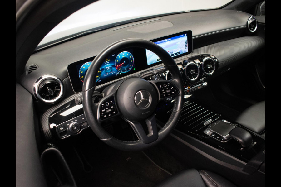 Mercedes-Benz A-Klasse 200 Business Sport (STERRENHEMEL,APPLE CARPLAY,NAVI,SPORTSTOELEN,STOELVERWARMING,CAMERA,LED,GETINT,PDC) Mercedes-Benz A-Klasse 200 Business Sport (STERRENHEMEL,APPLE CARPLAY,NAVI,SPORTSTOELEN,STOELVERWARMING,CAMERA,LED,GETINT,PDC)