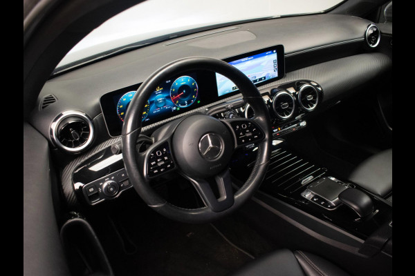 Mercedes-Benz A-Klasse 200 Business Sport (STERRENHEMEL,APPLE CARPLAY,NAVI,SPORTSTOELEN,STOELVERWARMING,CAMERA,LED,GETINT,PDC) Mercedes-Benz A-Klasse 200 Business Sport (STERRENHEMEL,APPLE CARPLAY,NAVI,SPORTSTOELEN,STOELVERWARMING,CAMERA,LED,GETINT,PDC)