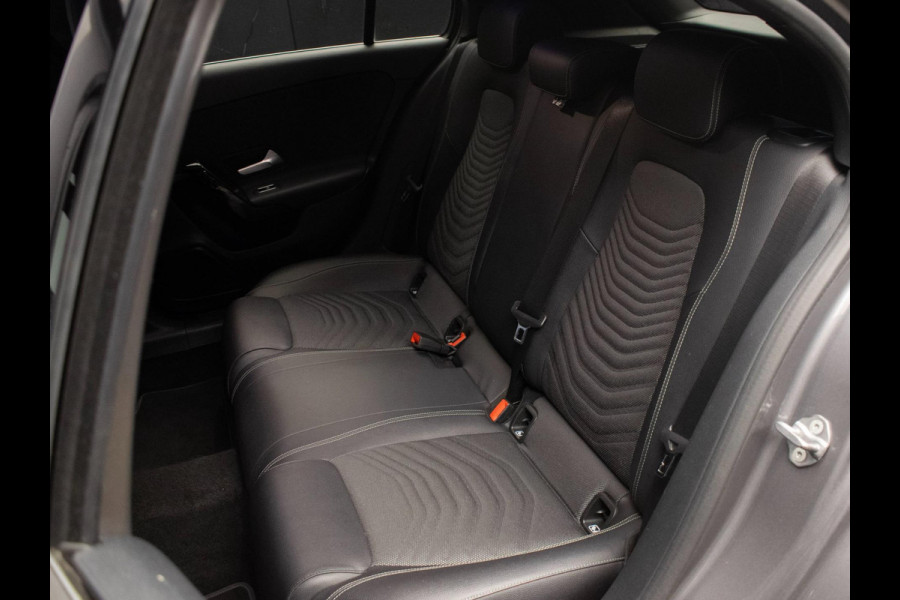 Mercedes-Benz A-Klasse 200 Business Sport (STERRENHEMEL,APPLE CARPLAY,NAVI,SPORTSTOELEN,STOELVERWARMING,CAMERA,LED,GETINT,PDC) Mercedes-Benz A-Klasse 200 Business Sport (STERRENHEMEL,APPLE CARPLAY,NAVI,SPORTSTOELEN,STOELVERWARMING,CAMERA,LED,GETINT,PDC)