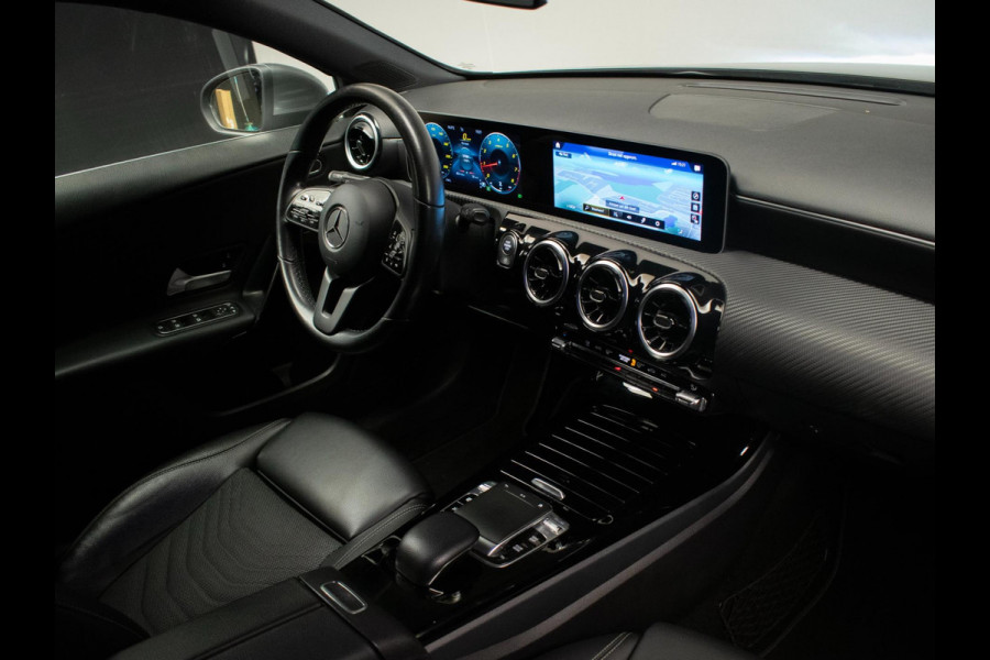 Mercedes-Benz A-Klasse 200 Business Sport (STERRENHEMEL,APPLE CARPLAY,NAVI,SPORTSTOELEN,STOELVERWARMING,CAMERA,LED,GETINT,PDC) Mercedes-Benz A-Klasse 200 Business Sport (STERRENHEMEL,APPLE CARPLAY,NAVI,SPORTSTOELEN,STOELVERWARMING,CAMERA,LED,GETINT,PDC)