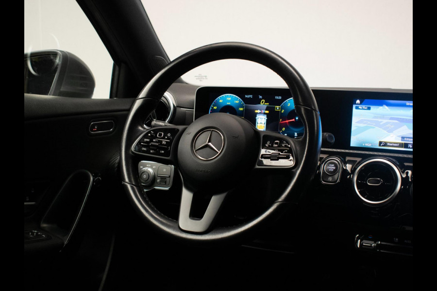 Mercedes-Benz A-Klasse 200 Business Sport (STERRENHEMEL,APPLE CARPLAY,NAVI,SPORTSTOELEN,STOELVERWARMING,CAMERA,LED,GETINT,PDC) Mercedes-Benz A-Klasse 200 Business Sport (STERRENHEMEL,APPLE CARPLAY,NAVI,SPORTSTOELEN,STOELVERWARMING,CAMERA,LED,GETINT,PDC)