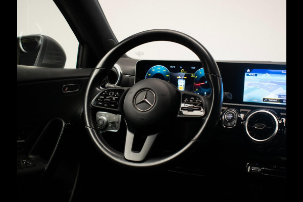 Mercedes-Benz A-Klasse 200 Business Sport (STERRENHEMEL,APPLE CARPLAY,NAVI,SPORTSTOELEN,STOELVERWARMING,CAMERA,LED,GETINT,PDC) Mercedes-Benz A-Klasse 200 Business Sport (STERRENHEMEL,APPLE CARPLAY,NAVI,SPORTSTOELEN,STOELVERWARMING,CAMERA,LED,GETINT,PDC)