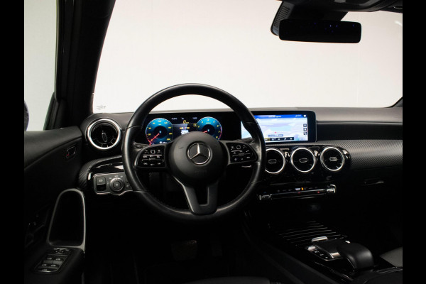 Mercedes-Benz A-Klasse 200 Business Sport (STERRENHEMEL,APPLE CARPLAY,NAVI,SPORTSTOELEN,STOELVERWARMING,CAMERA,LED,GETINT,PDC) Mercedes-Benz A-Klasse 200 Business Sport (STERRENHEMEL,APPLE CARPLAY,NAVI,SPORTSTOELEN,STOELVERWARMING,CAMERA,LED,GETINT,PDC)