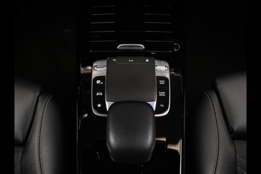 Mercedes-Benz A-Klasse 200 Business Sport (STERRENHEMEL,APPLE CARPLAY,NAVI,SPORTSTOELEN,STOELVERWARMING,CAMERA,LED,GETINT,PDC) Mercedes-Benz A-Klasse 200 Business Sport (STERRENHEMEL,APPLE CARPLAY,NAVI,SPORTSTOELEN,STOELVERWARMING,CAMERA,LED,GETINT,PDC)