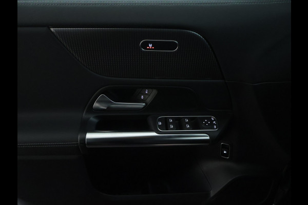 Mercedes-Benz GLA 250 e Plug-In Hybride Trekhaak | Night Pakket |Stoelverwarming voor | Distronic | Achteruitrijcamera | Keyless go | Dodehoek Assist.. Inclusief 24 maanden MB Certified garantie voor Europa.