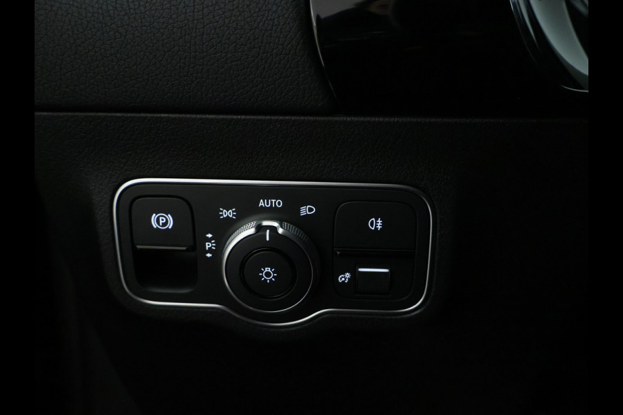 Mercedes-Benz GLA 250 e Plug-In Hybride Trekhaak | Night Pakket |Stoelverwarming voor | Distronic | Achteruitrijcamera | Keyless go | Dodehoek Assist.. Inclusief 24 maanden MB Certified garantie voor Europa.