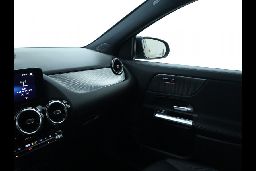 Mercedes-Benz GLA 250 e Plug-In Hybride Trekhaak | Night Pakket |Stoelverwarming voor | Distronic | Achteruitrijcamera | Keyless go | Dodehoek Assist.. Inclusief 24 maanden MB Certified garantie voor Europa.