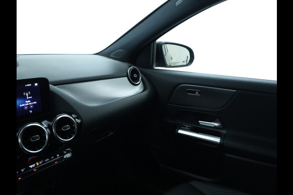 Mercedes-Benz GLA 250 e Plug-In Hybride Trekhaak | Night Pakket |Stoelverwarming voor | Distronic | Achteruitrijcamera | Keyless go | Dodehoek Assist.. Inclusief 24 maanden MB Certified garantie voor Europa.