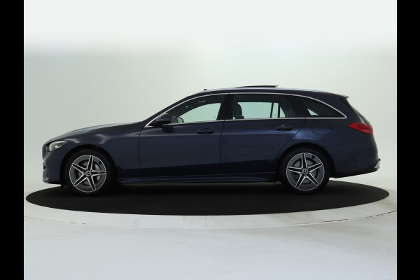 Mercedes-Benz C-Klasse Estate 300 e AMG Plug-In Hybride AMG Line | Trekhaak | Panorama Schuif-Kanrteldak | Distronic | Stuur en Stoelverwarming. Inclusief 24 maanden Mercedes-Benz Certified garantie voor Europa.