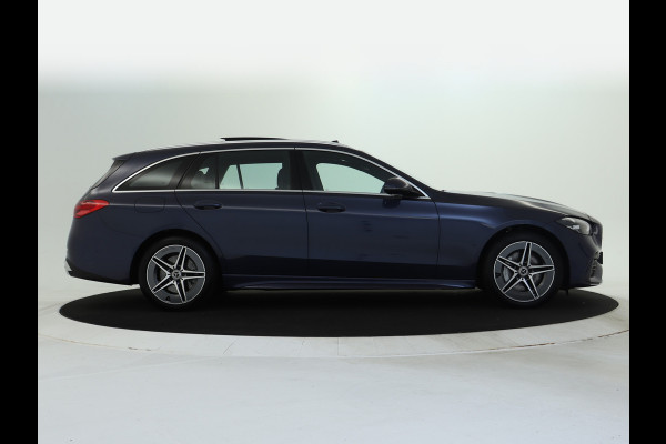 Mercedes-Benz C-Klasse Estate 300 e AMG Plug-In Hybride AMG Line | Trekhaak | Panorama Schuif-Kanrteldak | Distronic | Stuur en Stoelverwarming. Inclusief 24 maanden Mercedes-Benz Certified garantie voor Europa.