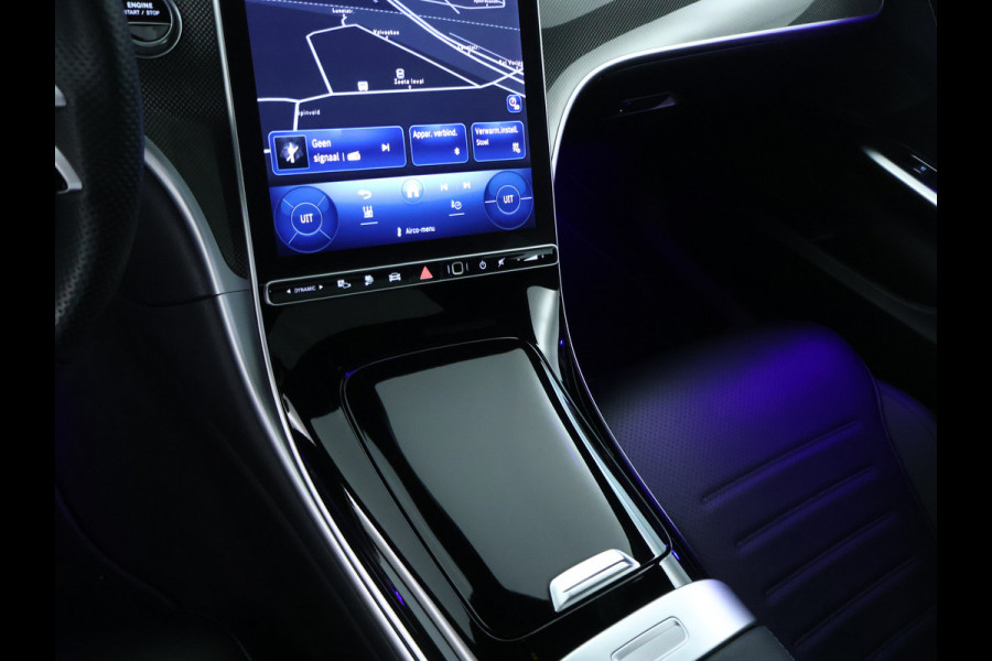 Mercedes-Benz C-Klasse Estate 300 e AMG Plug-In Hybride AMG Line | Trekhaak | Panorama Schuif-Kanrteldak | Distronic | Stuur en Stoelverwarming. Inclusief 24 maanden Mercedes-Benz Certified garantie voor Europa.