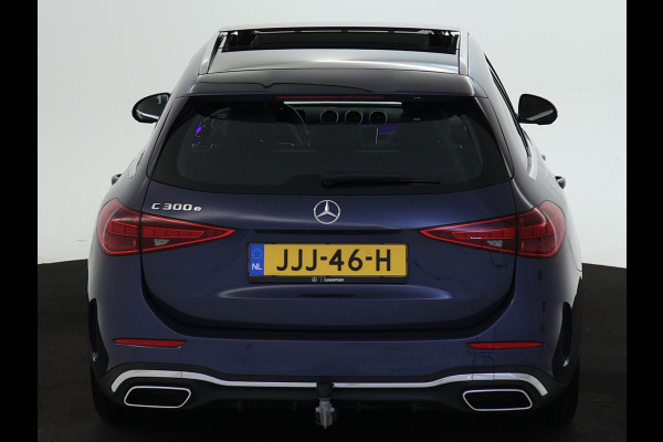 Mercedes-Benz C-Klasse Estate 300 e AMG Plug-In Hybride AMG Line | Trekhaak | Panorama Schuif-Kanrteldak | Distronic | Stuur en Stoelverwarming. Inclusief 24 maanden Mercedes-Benz Certified garantie voor Europa.