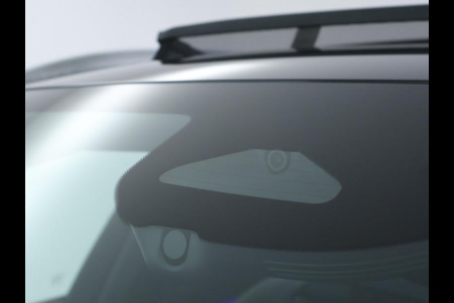 Mercedes-Benz C-Klasse Estate 300 e AMG Plug-In Hybride AMG Line | Trekhaak | Panorama Schuif-Kanrteldak | Distronic | Stuur en Stoelverwarming. Inclusief 24 maanden Mercedes-Benz Certified garantie voor Europa.