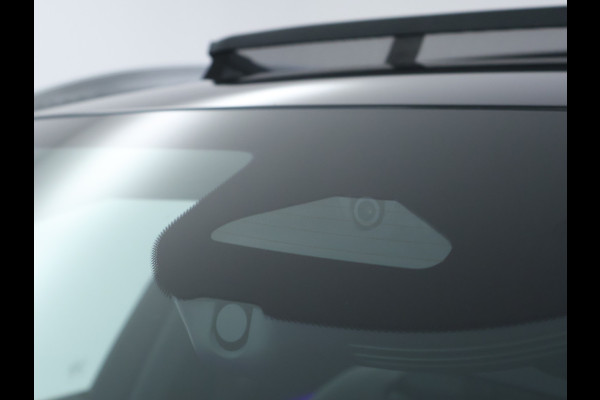 Mercedes-Benz C-Klasse Estate 300 e AMG Plug-In Hybride AMG Line | Trekhaak | Panorama Schuif-Kanrteldak | Distronic | Stuur en Stoelverwarming. Inclusief 24 maanden Mercedes-Benz Certified garantie voor Europa.