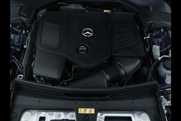 Mercedes-Benz C-Klasse Estate 300 e AMG Plug-In Hybride AMG Line | Trekhaak | Panorama Schuif-Kanrteldak | Distronic | Stuur en Stoelverwarming. Inclusief 24 maanden Mercedes-Benz Certified garantie voor Europa.