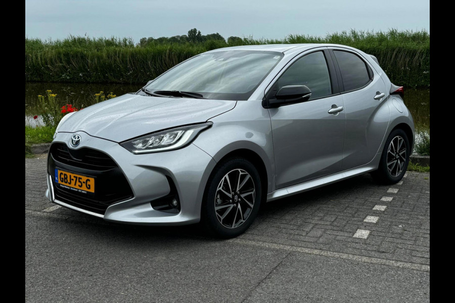 Toyota Yaris 1.5 Hybrid Executive stuur en stoelverwarm. half leer HUD vol