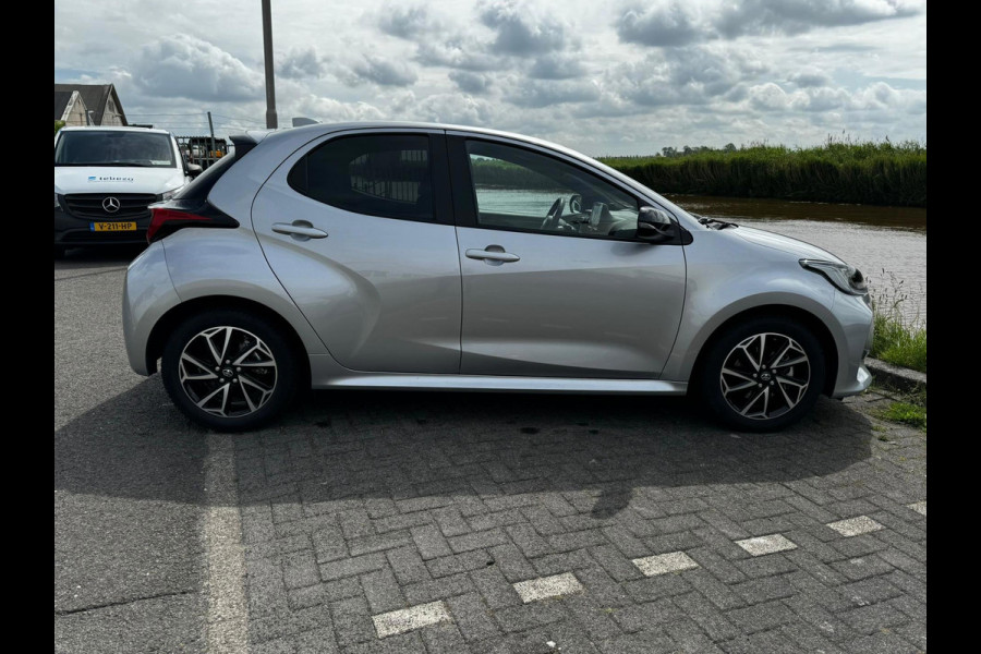 Toyota Yaris 1.5 Hybrid Executive stuur en stoelverwarm. half leer HUD vol